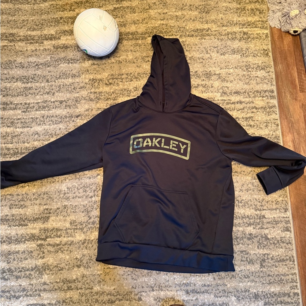 Oakley hoodie. In new condition. XL